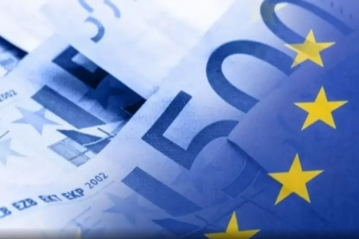 Euro rămâne aproape de record în ziua votului. Leul rezistă în fața incertitudinii politice