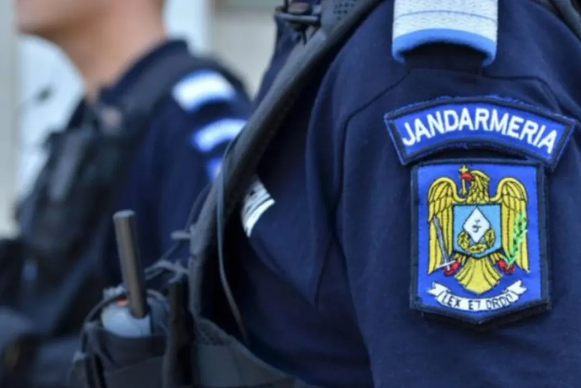 Scandal în centrul Bacăului. Bărbat agresiv, imobilizat de jandarmi după ce a amenințat trecătorii