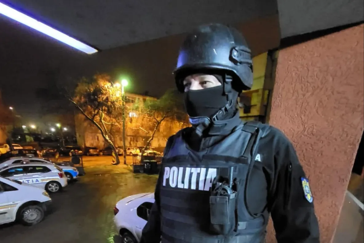 Doi bărbați arestați preventiv pentru proxenetism la Bacău, Galați și Tecuci
