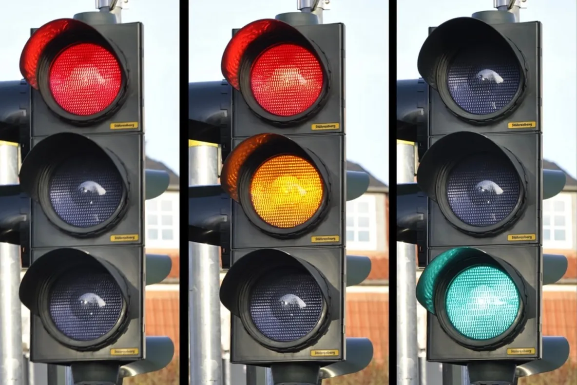 Traficul din Bacău se schimbă. Au fost montate noi semafoare inteligente