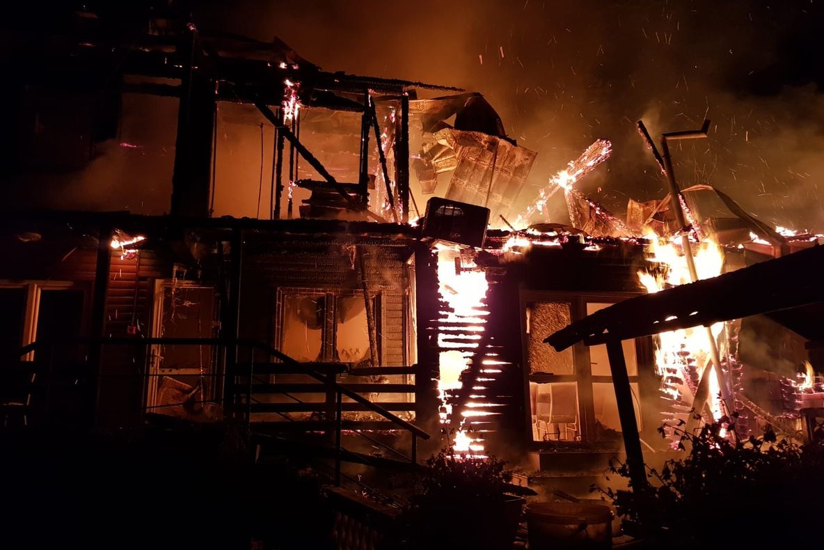 Foto! Un han din localitatea Oituz a fost mistuit de flăcări