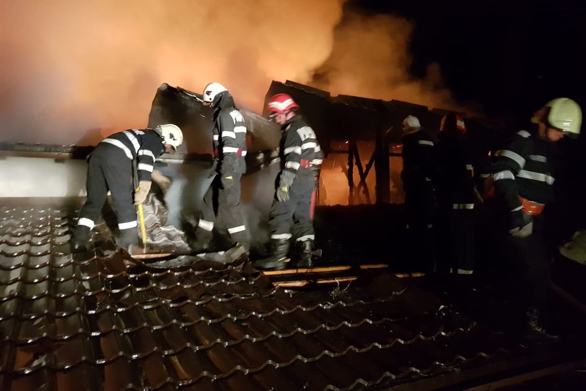O femeie din Dărmănești a murit în chinuri, arsă de vie, în incendiul care i-a cuprins casa