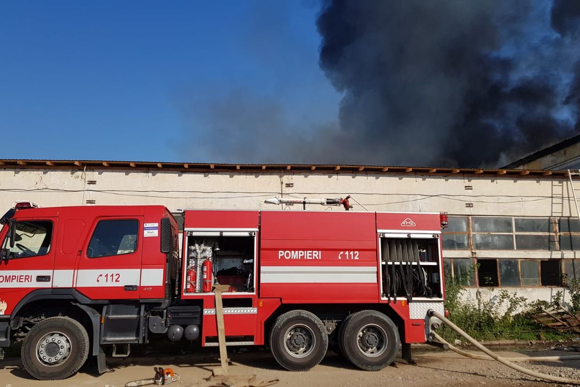 ULTIMA ORĂ: Incendiu de proporții la Slănic Moldova! Mai multe mașini de pompieri mobilizate la fața locului