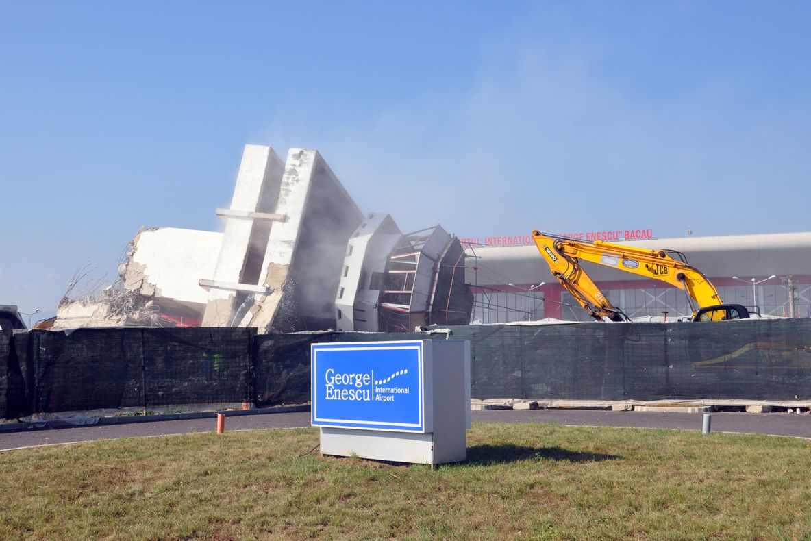 (VIDEO) A fost demolat vechiul turn de control al Aeroportului Bacău