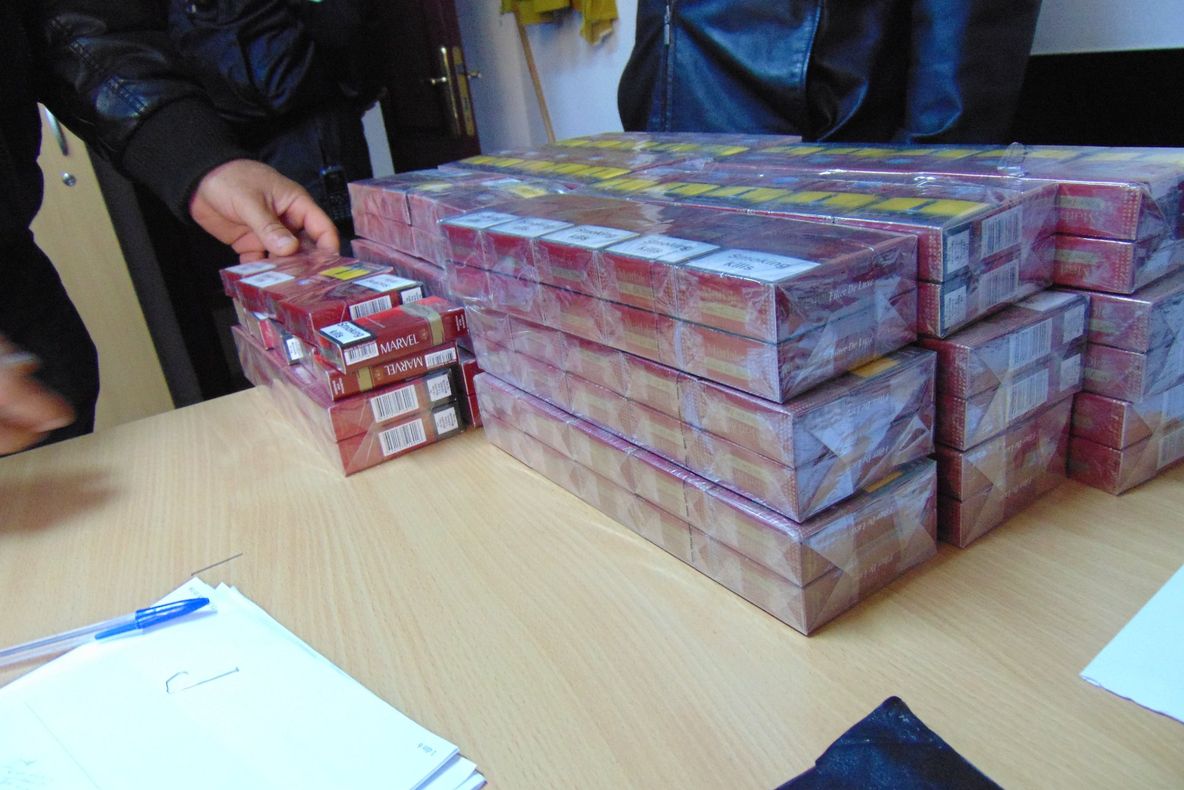 Ţigări de contrabandă găsite într-un taxi