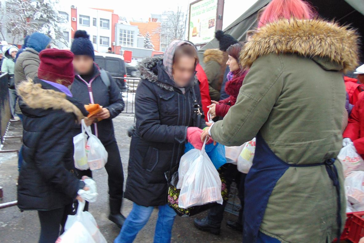 Campania “Gătim pentru oamenii străzii”, o mână întinsă pentru zeci de sărmani