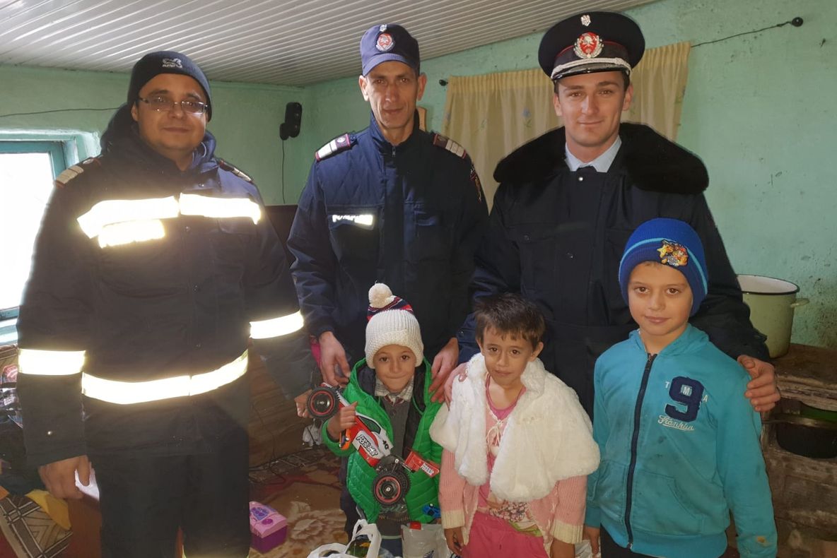 Pompierii au preluat din sarcinile lui Moș Crăciun