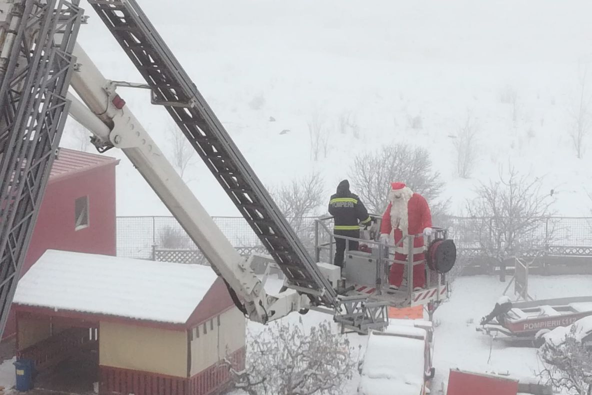 Moș Crăciun a ajuns la copiii pompierilor