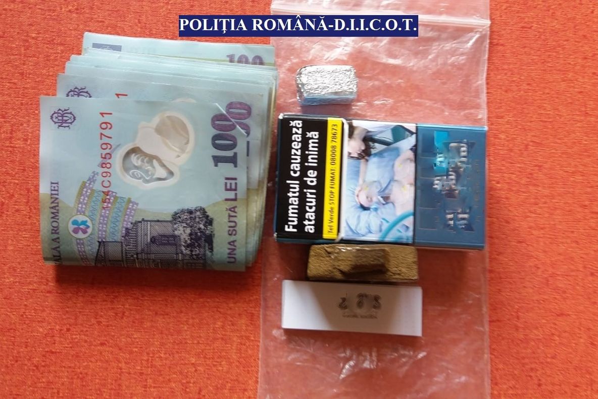 Șase tineri arestați pentu trafic de droguri