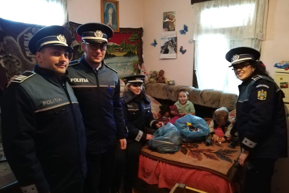 Peste 80 de copii din Slănic Moldova au primit daruri de la polițiști