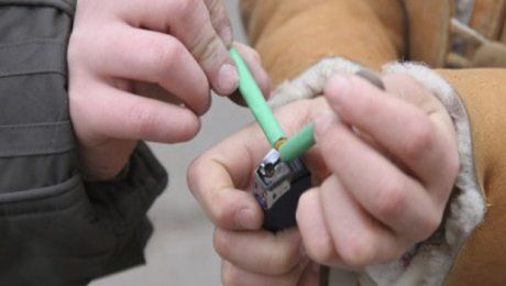 Un elev a folosit petarde în curtea școlii