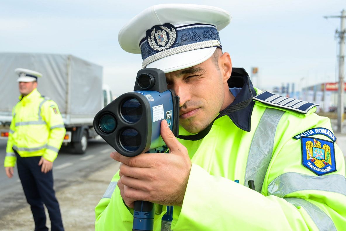Șofer depistat când gonea cu 145 km/h în localitate şi cu permisul suspendat