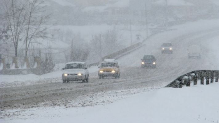 Șase tronsoane de drum județean, închise. Pe restul se circulă în condiții de iarnă