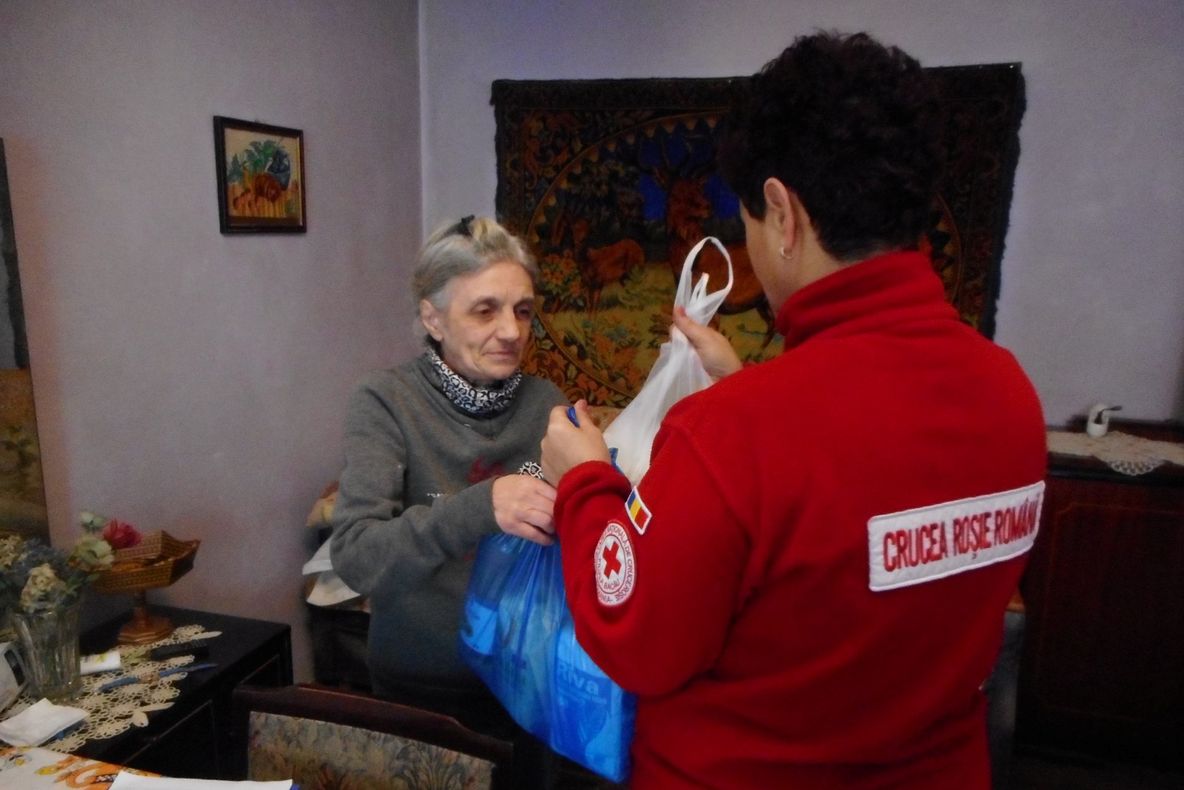 Sprijin de la Crucea Roșie pentru zeci de bătrâni nevoiași