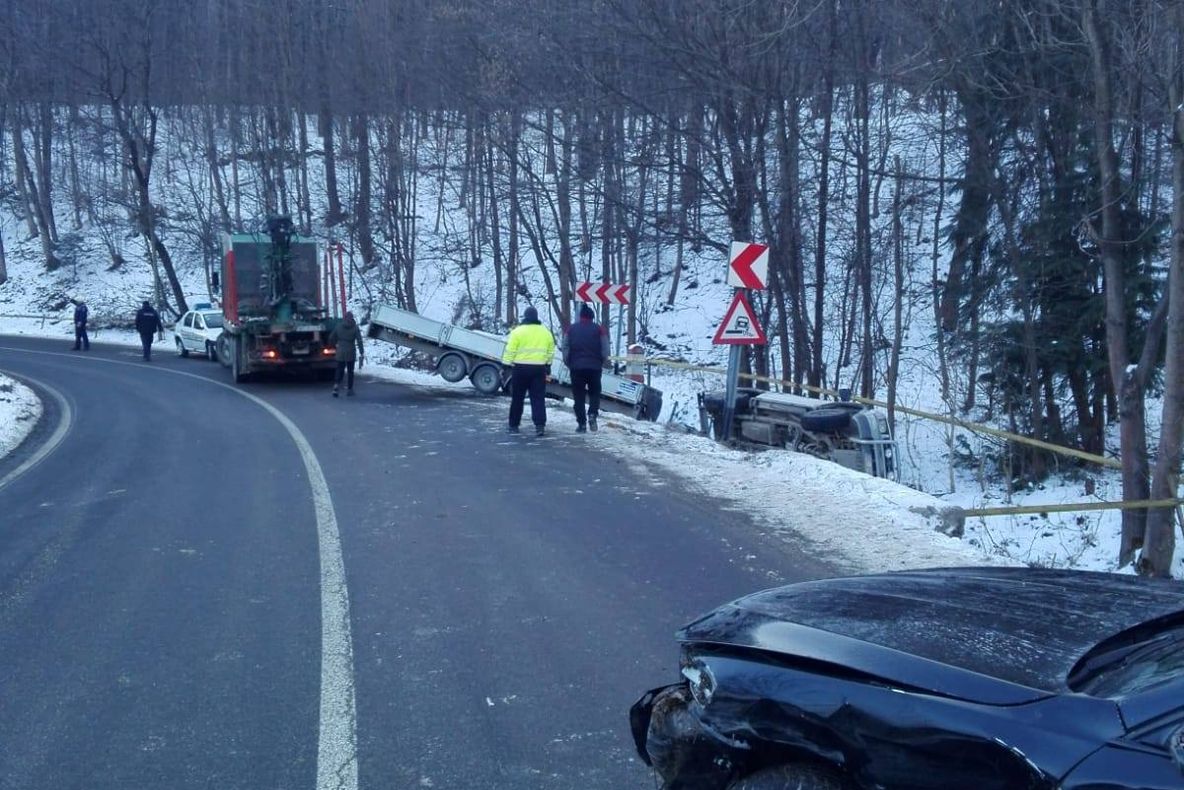 Autoturisme ieșite în decor la Târgu Ocna