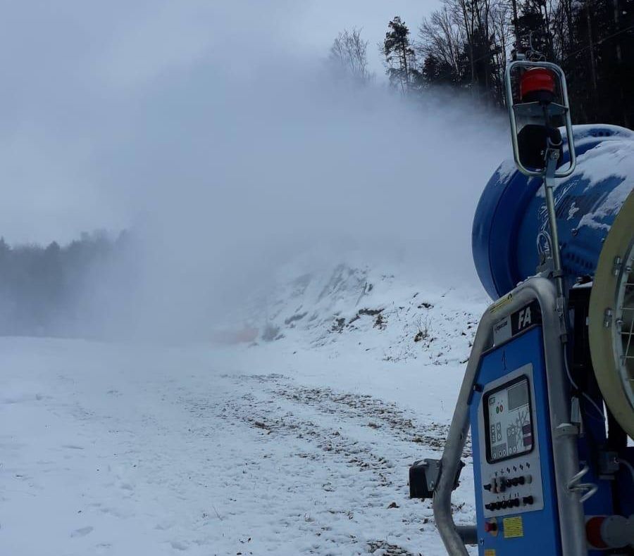 Au fost pornite tunurile de zăpadă pe Pârtia Nemira