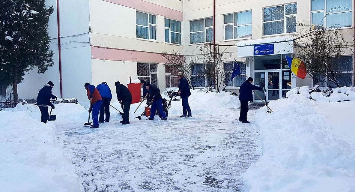 Acțiune de deszăpezire la școli. Mâine încep cursurile