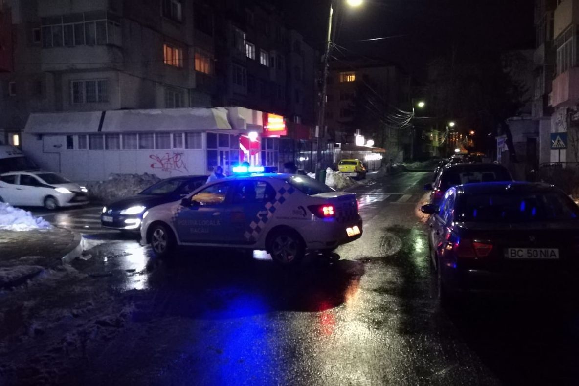 Restricții de circulație pe trei străzi din Bacău. Se strânge zăpada