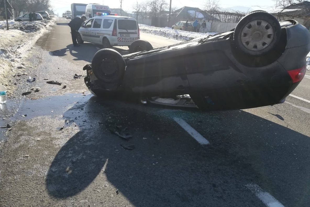 Autoturism răsturnat pe drumul european 85