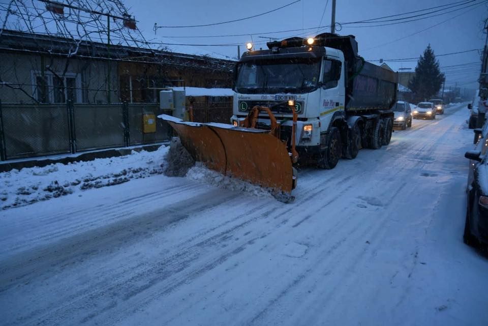 Peste 20 de utilaje acționează pe străzile din Bacău