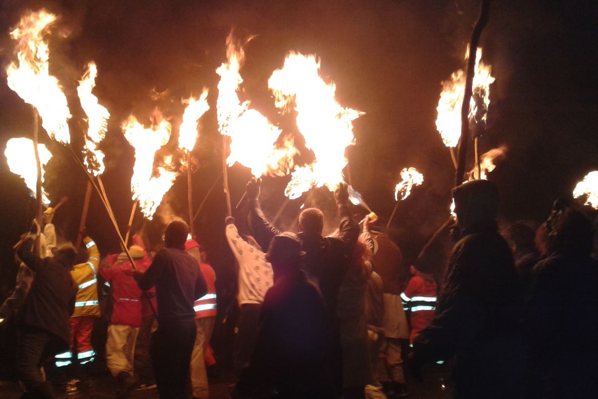 „Arsul Caprei” la Oituz. Tinerii au ieșit pe străzi cu făclii aprinse