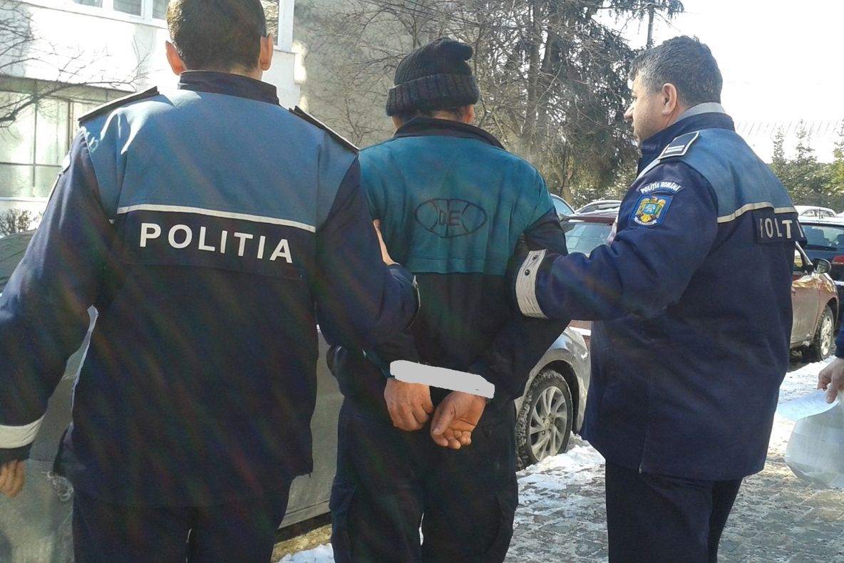 Patru tineri, reţinuţi după ce au snopit în bătaie un localnic