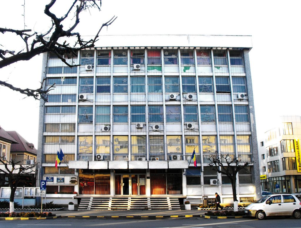 Mai cresc un pic salariile din Primăria Bacău