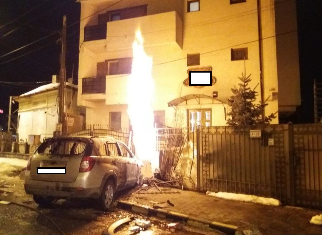 FOTO Un autoturism a luat foc după ce a intrat într-o țeavă de gaze (Update)