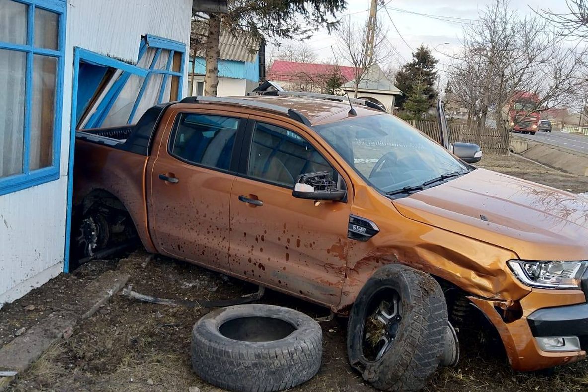 Onișcani: O mașină a intrat în peretele unei case