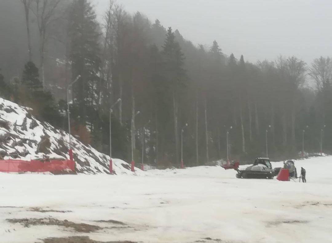 S-a topit zăpada pe partea superioară a pârtiei de schi Nemira