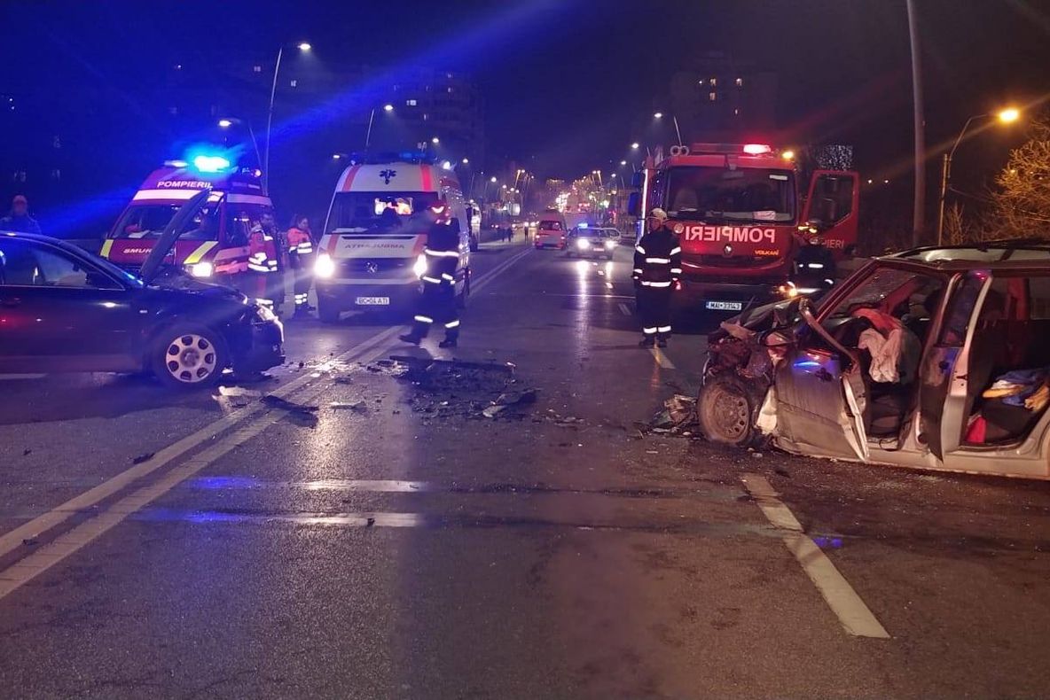 Trei răniți în urma unui accident produs pe podul Narcisa