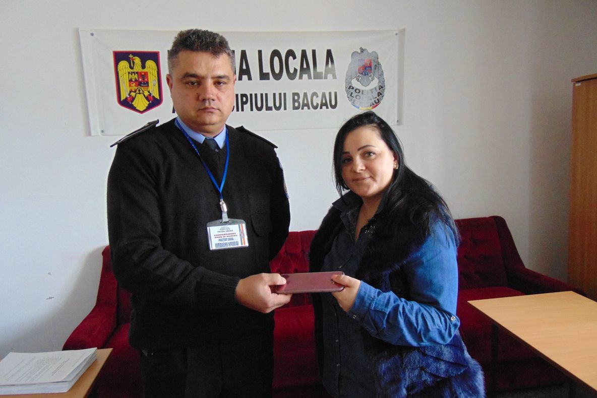 Polițiștii locali au restituit un telefon găsit în parcare