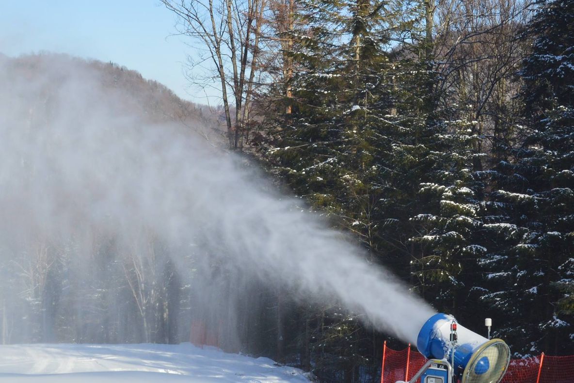 Pârtia Nemira se redeschide mâine. Tunurile vor funcționa toată noaptea