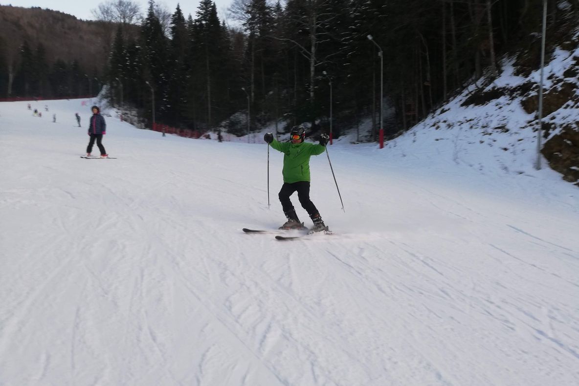 Se schiază la Slănic. Vezi programul pârtiei Nemira