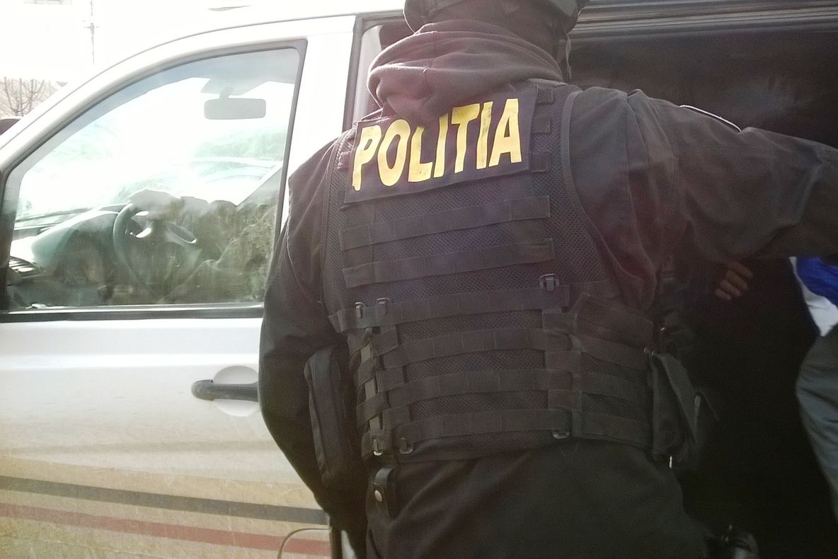 Tânăr urmărit internaţional pentru omor calificat, prins de polițiști