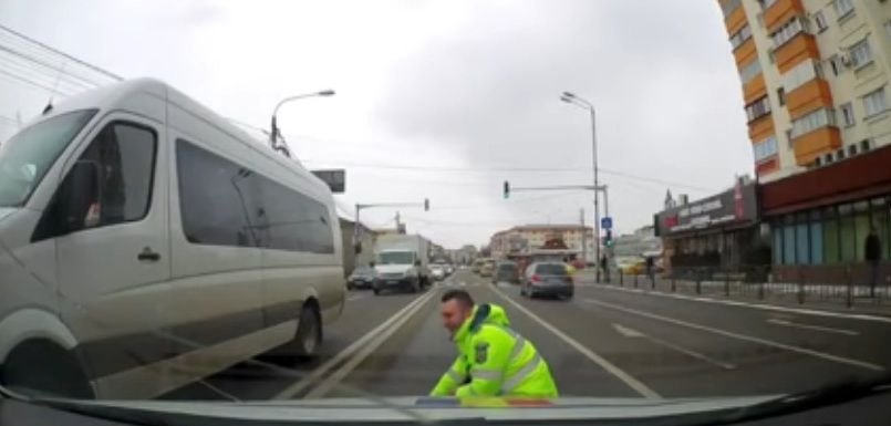 VIDEO VIRAL: Un agent de circulație a oprit traficul în centrul Bacăului ca să salveze un cățel