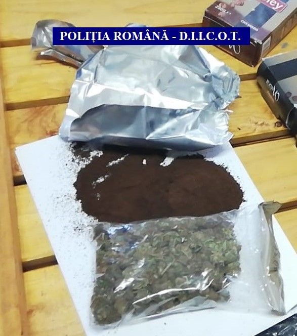 VIDEO: Ce colet a primit un băcăuan din Spania: droguri ascunse în pungi de cafea! Traficantul a fost reținut de DIICOT