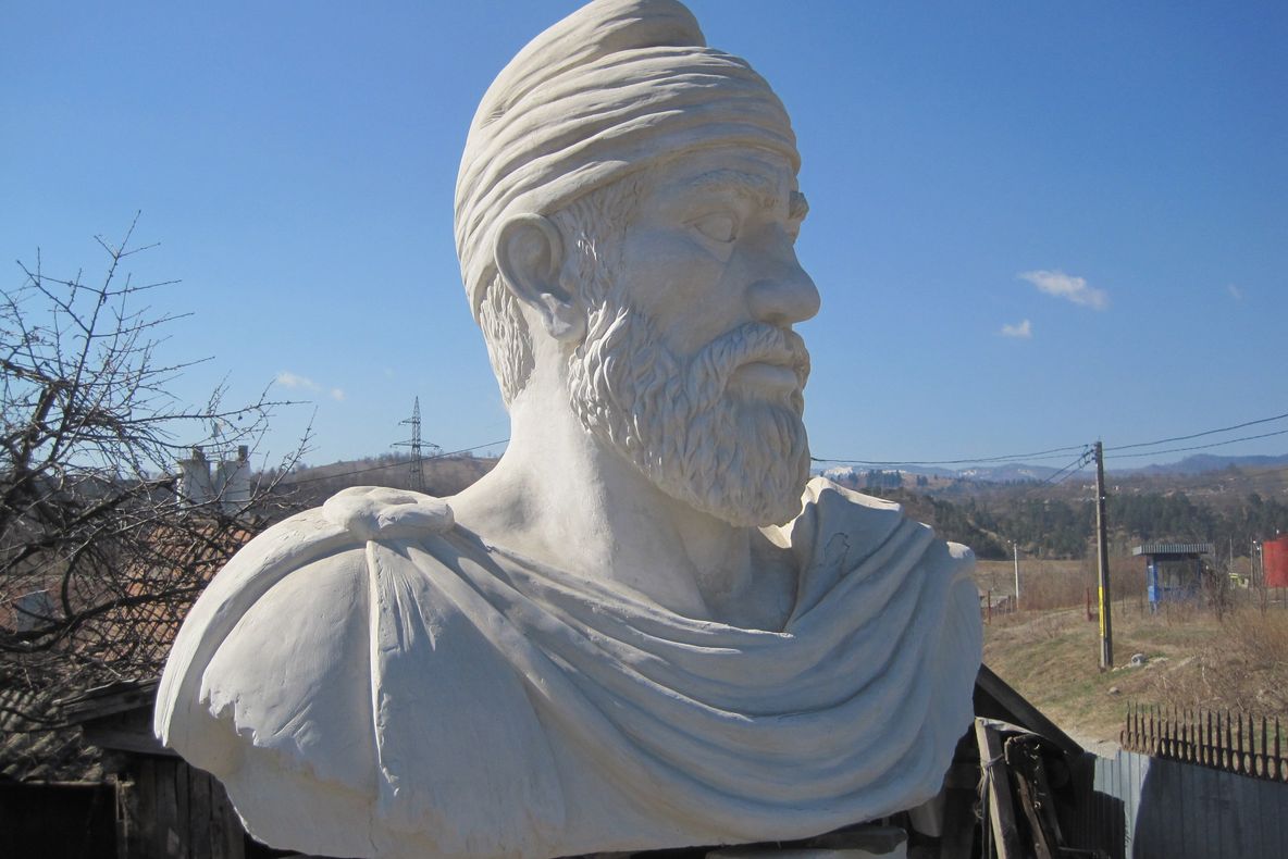 FOTO:Decebal așteaptă următorul Centenar. Bustul căpeteniei dacilor trebuia să fie expus pe 1 Decembrie în centrul orașului