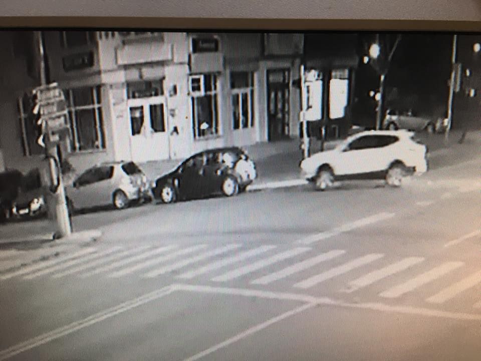 VIDEO: Este căutat un șofer care a lovit și a fugit! Cum pleacă autorul accidentului fără să se uite în urmă