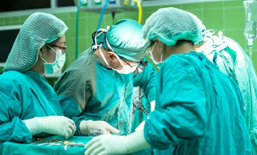 Singurul anestezist de la Policlinica cu plată din Bacău, suspendat pentru că profesa ilegal