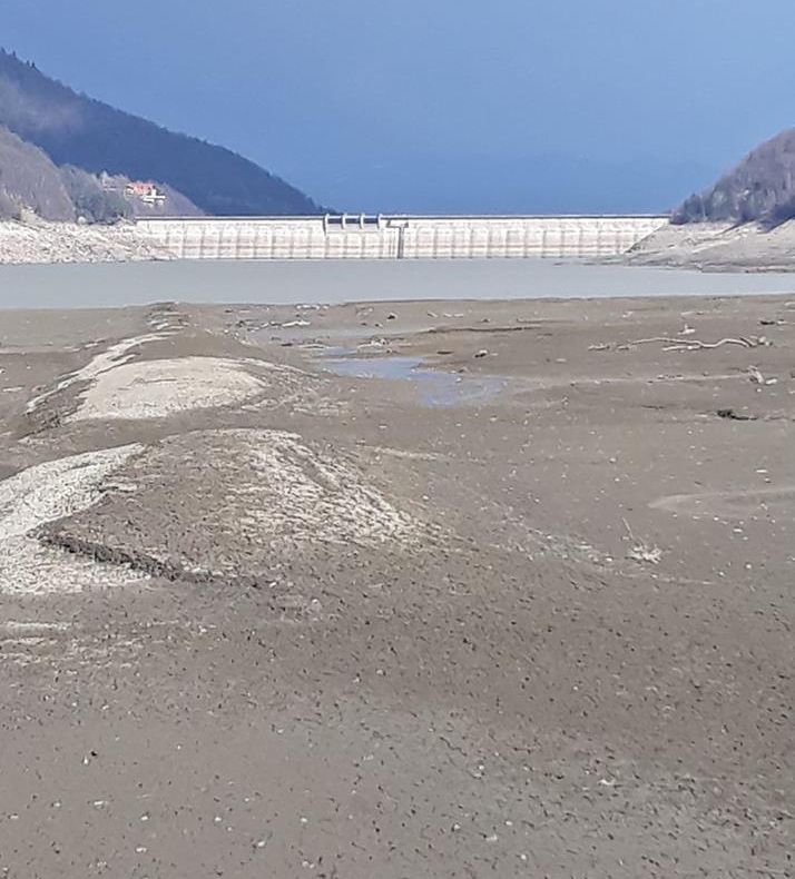 Barajul de la Valea Uzului, peisaj selenar