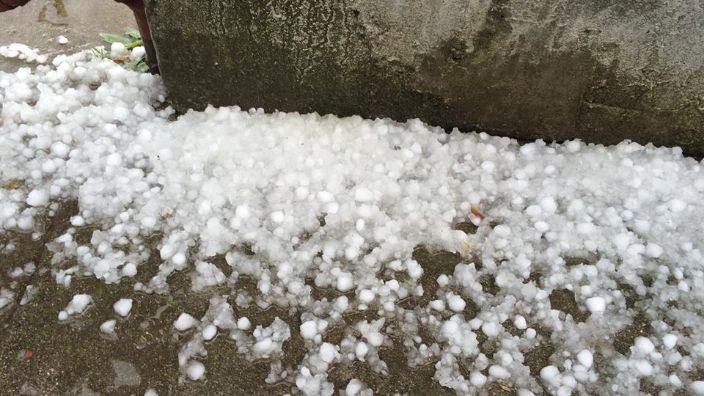 VIDEO: Fenomen meteo rar în județul Bacău! Grindină, tunete și fulgere la început de martie