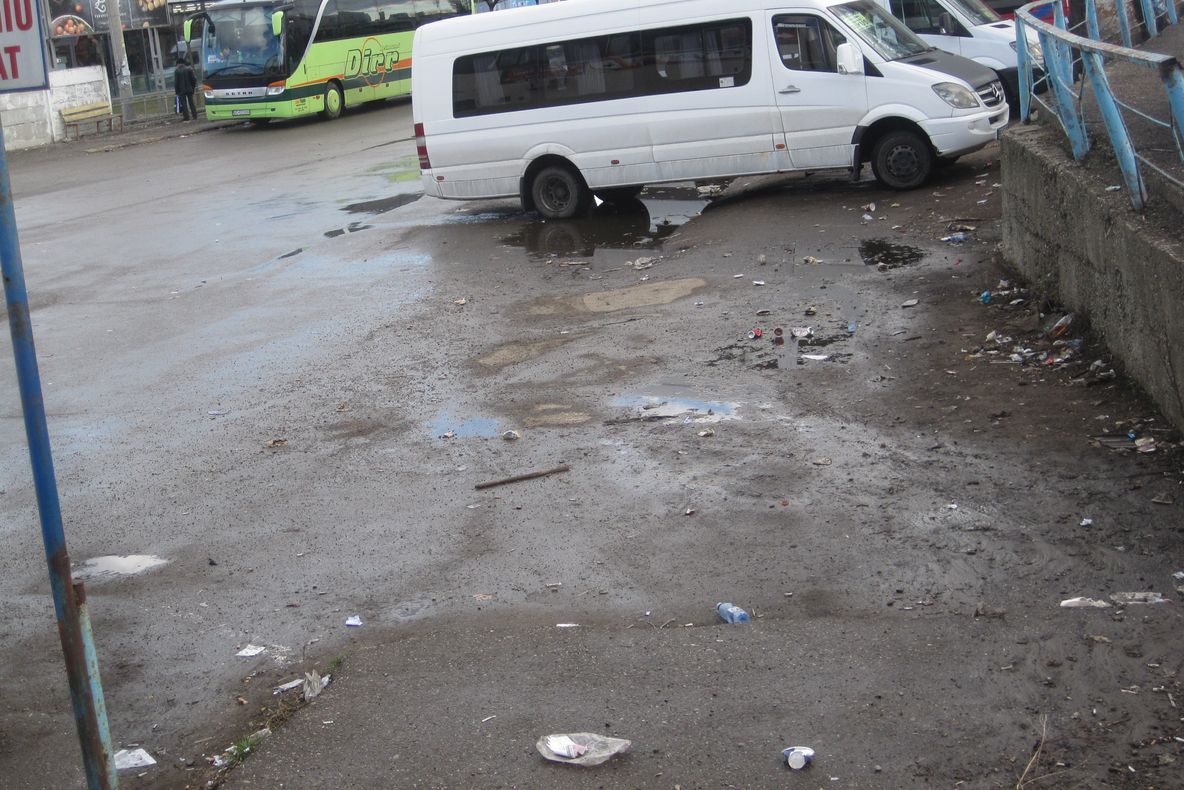 VIDEO: Cum se face Bacăul de râs: Autogara, imaginea dezastrului! Munți de gunoaie la poarta de intrare în oraș