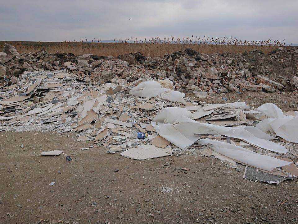 FOTO: Un exemplu de urmat! Doi pescari au strâns toate gunoaiele de pe malul lacului Răcăciuni