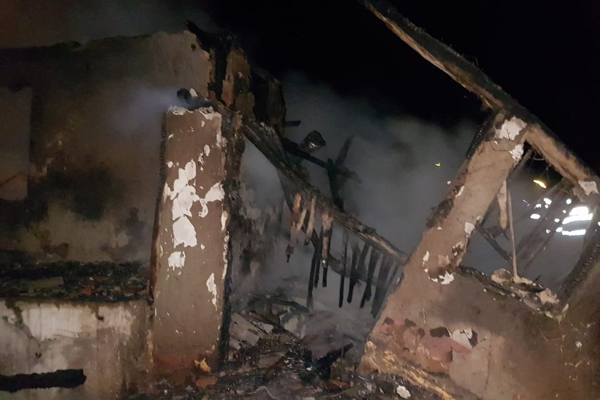 FOTO:  Femeie moartă în incendiu la Roșiori. Pompierii i-au găsit trupul carbonizat după ore de căutări