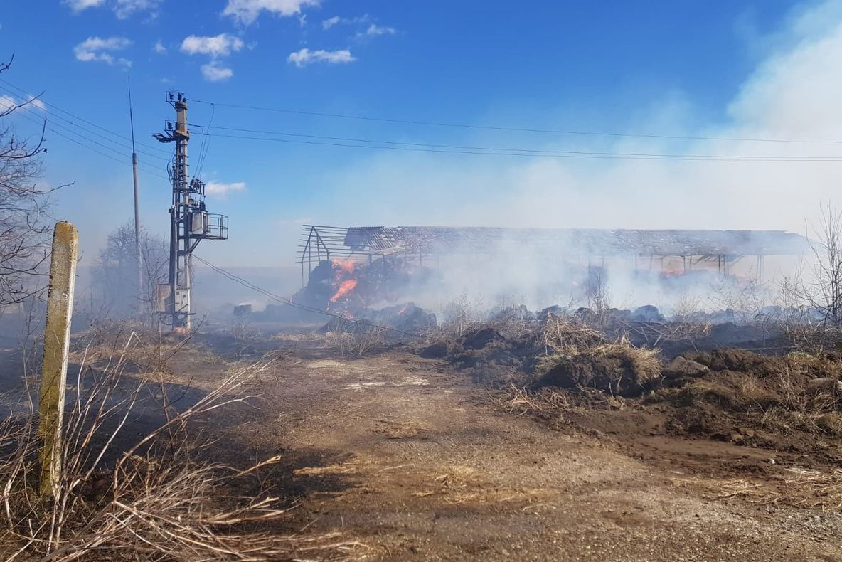 ULTIMA ORĂ: Mesaj Ro-Alert în Bacău: “Nu ieșiți din case!” Incendiu cu mari degajări de fum la un depozit din Sascut