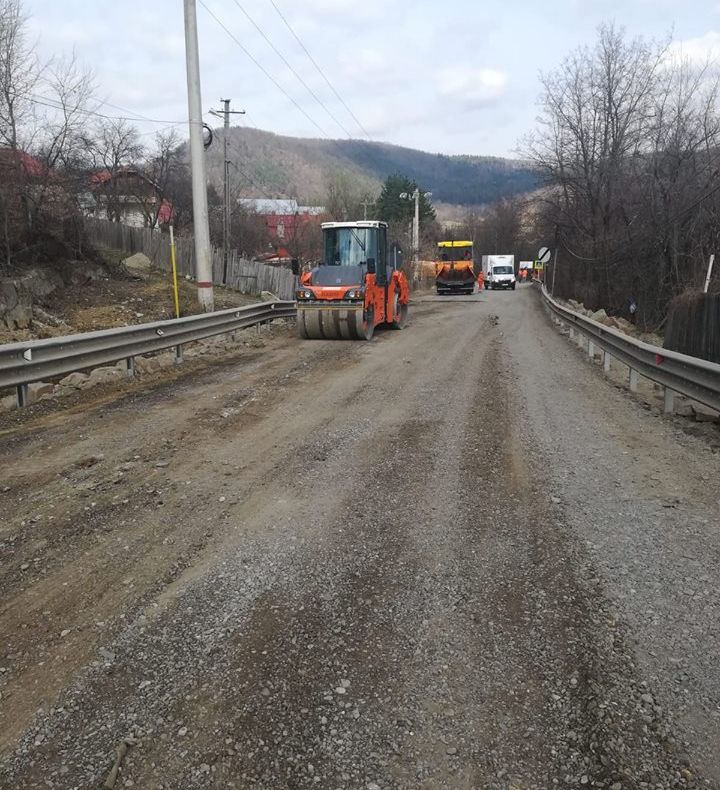 CNAIR repară drumul dintre Tg. Ocna și Slănic Moldova, surpat în primăvara anului trecut