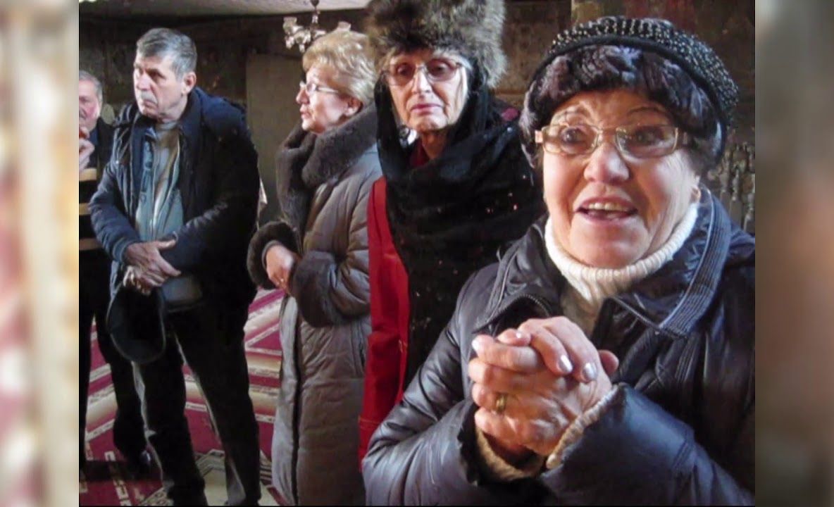 VIDEO Icoana Maicii Domnului plânge neîncetat de peste o lună. Vezi mărturiile preotului și enoriașilor