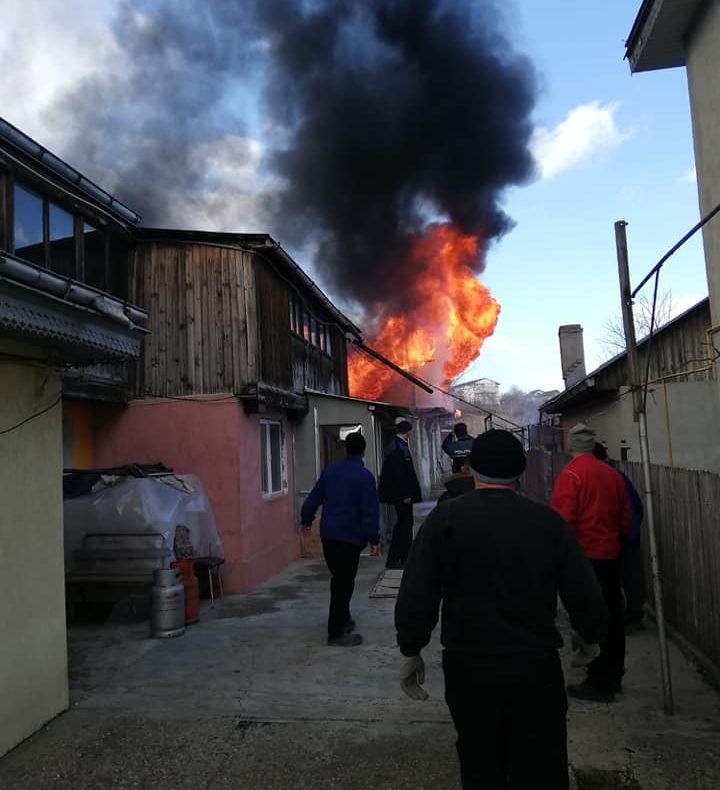 Mobilizare pentru două familii rămase fără casă