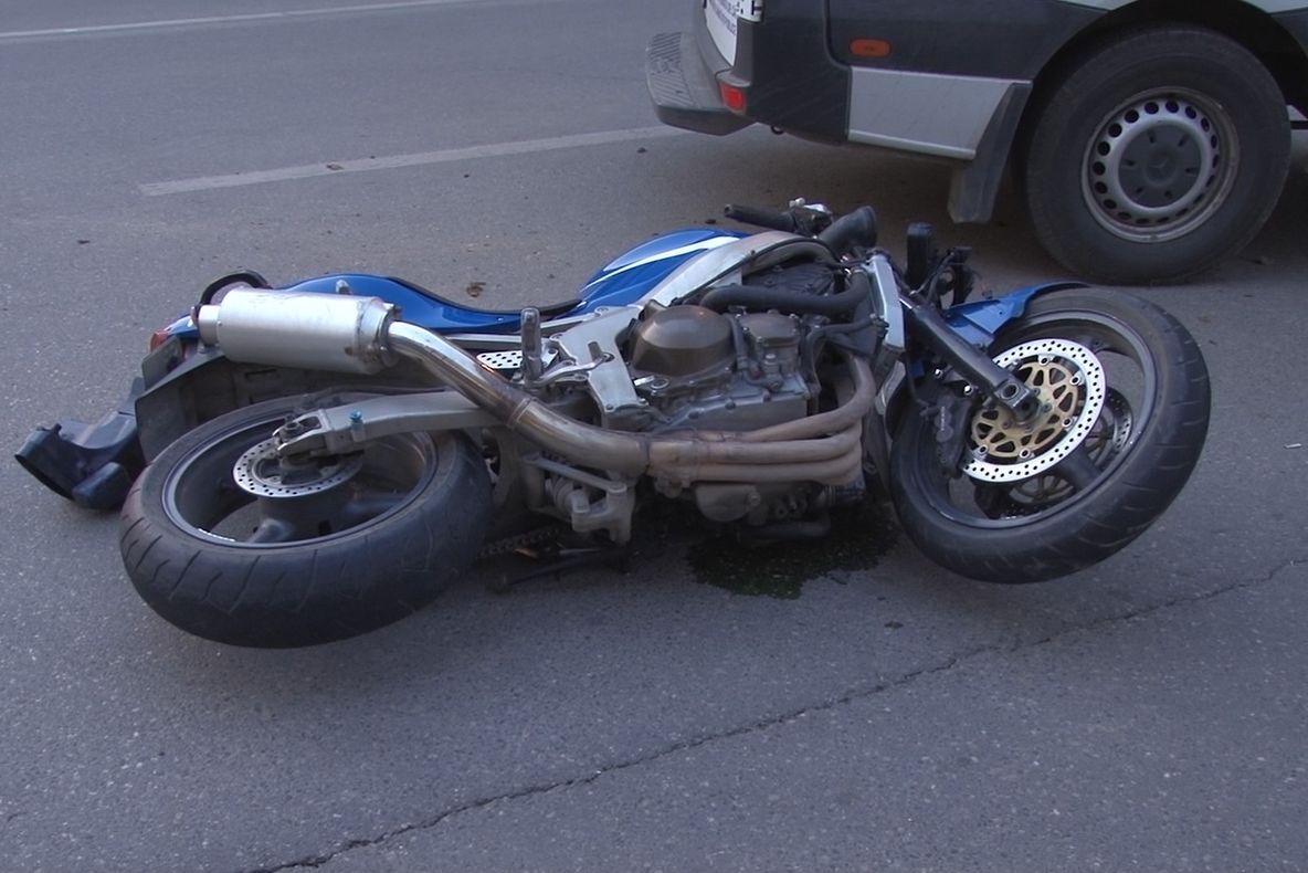 Sprint pe ulițele din Racova, cu polițiștii pe urmele lor! De ce au fugit un motociclist și prietenul lui când au dat cu ochii de poliție
